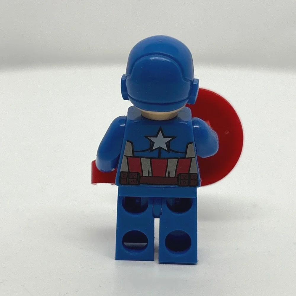 LEGO Marvel Super Heroes Captain America Minifigure with Shield and Helmet 2012